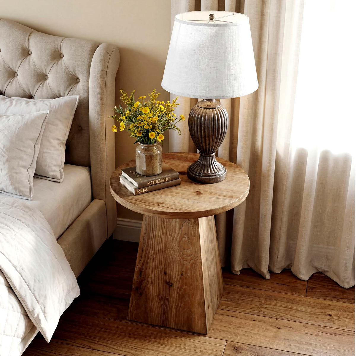 Tavolino Laterale Rotondo in Legno Massello con Base Trapezoidale, Ø 48 cm