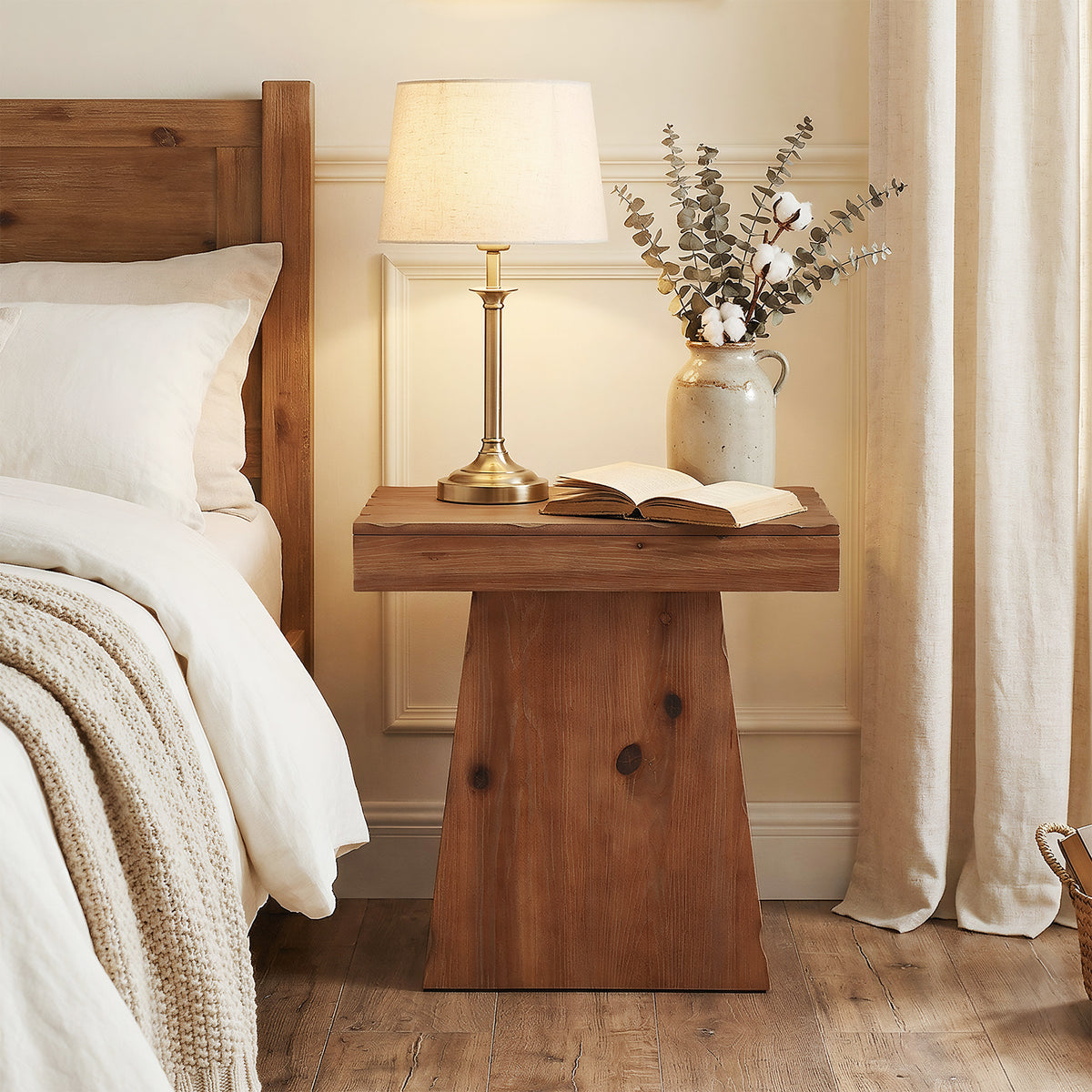 Tavolino Laterale Rustico in Legno Massello con Base Trapezoidale, 60 cm, per Soggiorno
