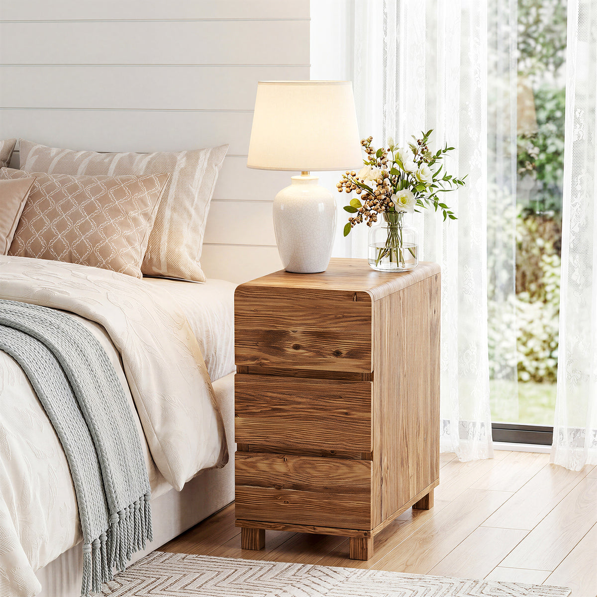 Comodino Stretto in Legno Massello con 3 Cassetti, 65 cm