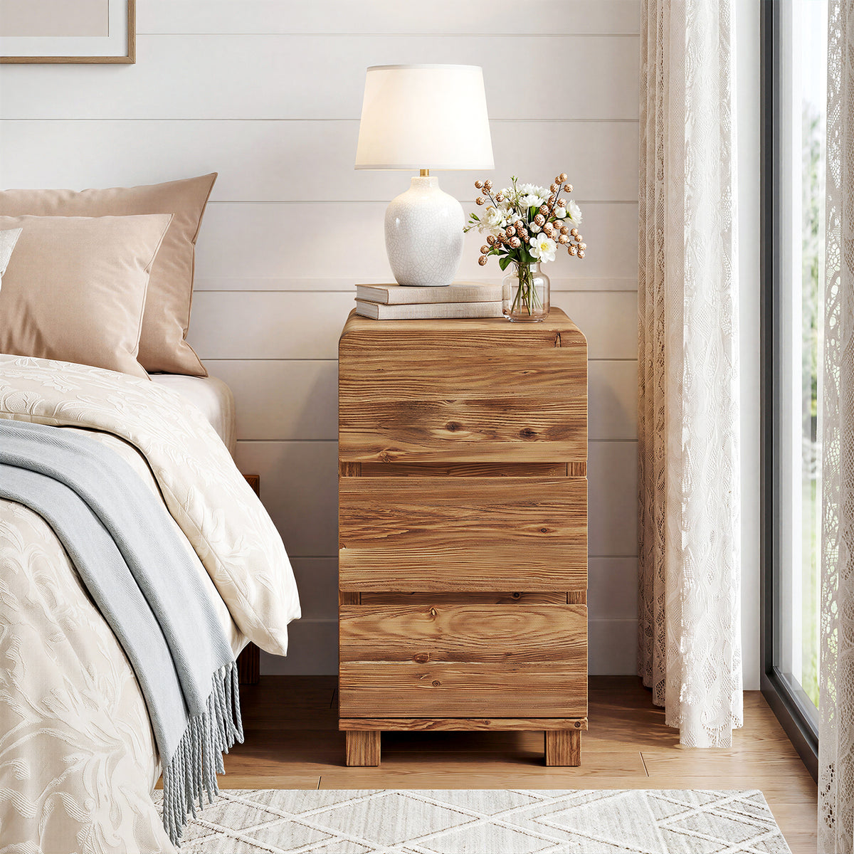 Comodino Stretto in Legno Massello con 3 Cassetti, 65 cm