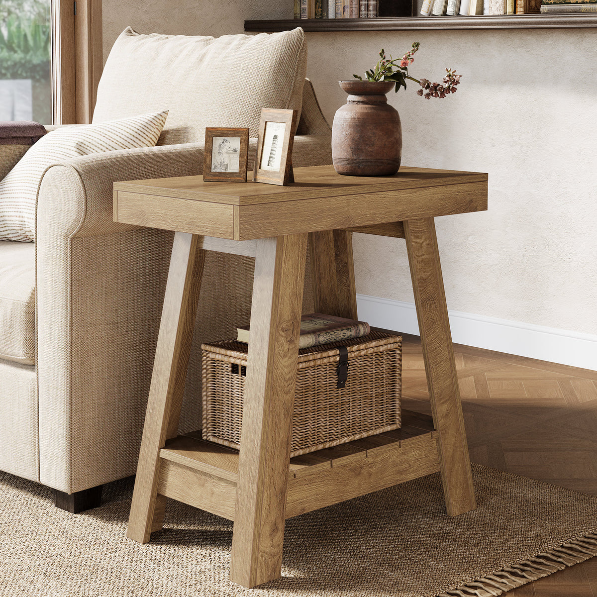 Tavolino Laterale Country a 2 Ripiani con Base Trapezoidale, 60 cm, per Soggiorno