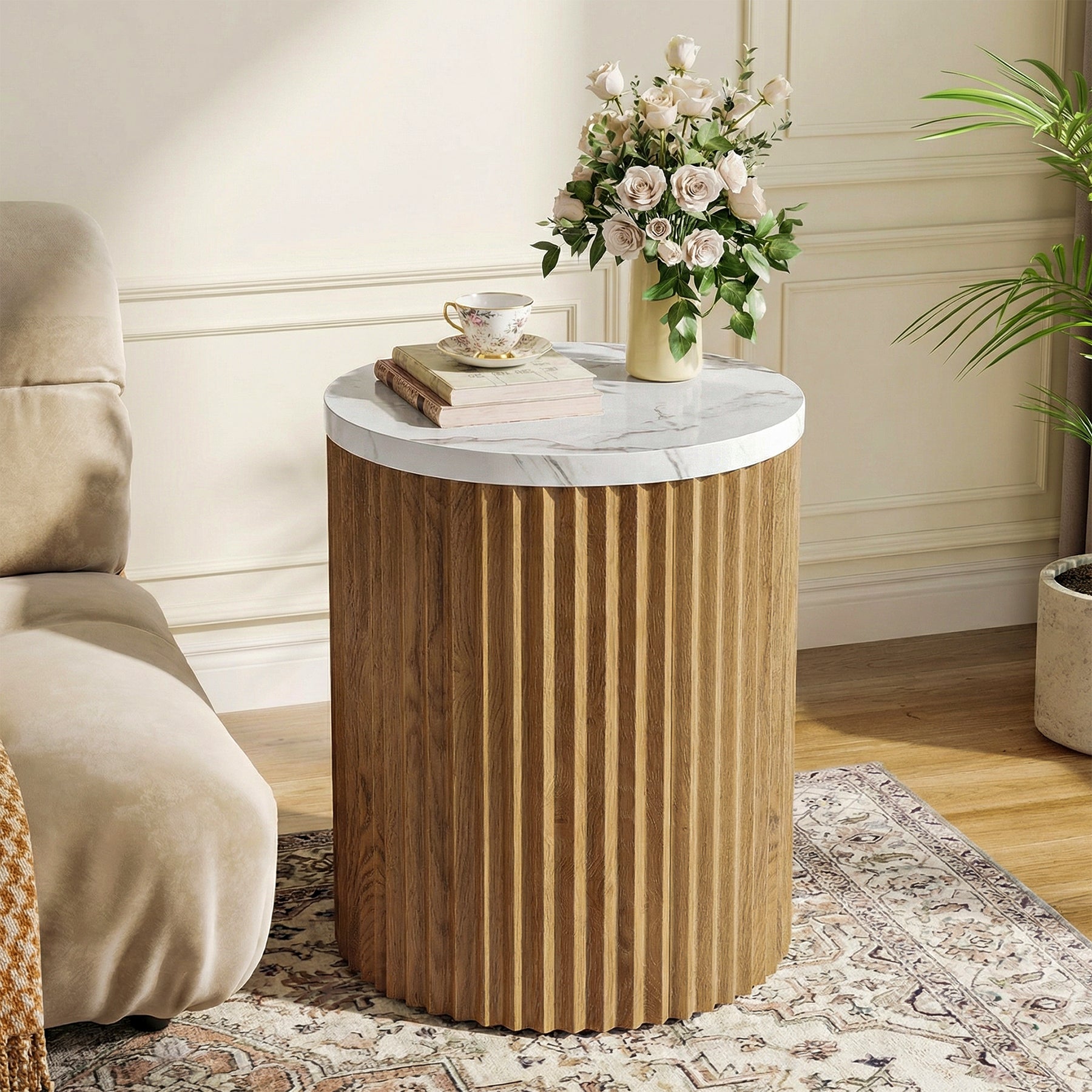 Tavolino Laterale Rotondo con Piano in Marmo e Base Scanalata, Ø 45 cm, per Soggiorno